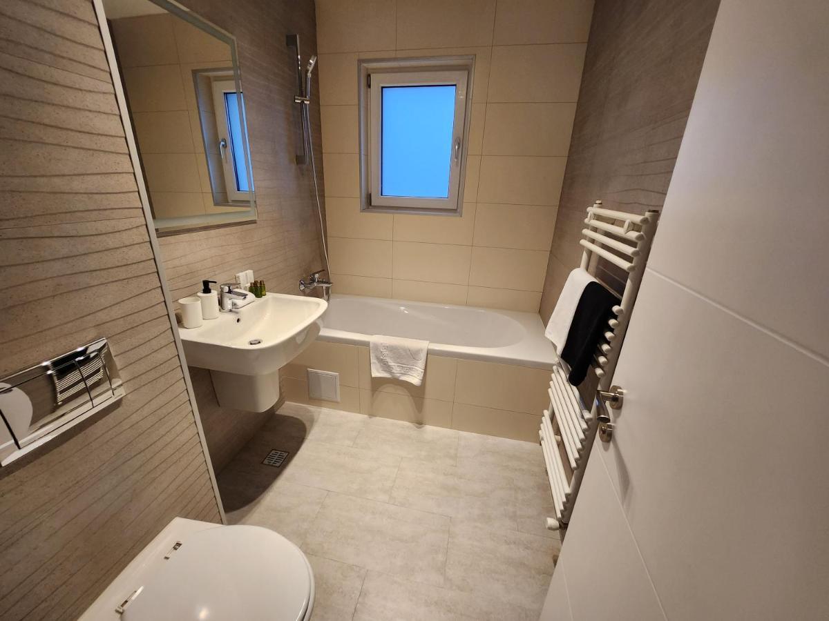 Grand Look & Best Location For Business On 부쿠레슈티 외부 사진